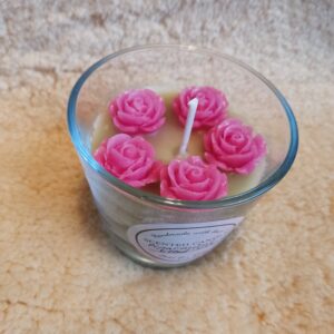 Lõhnaküünal viie roosiga