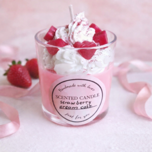 Strawberry Cream Cake  Sojavahast käsitöö küünal